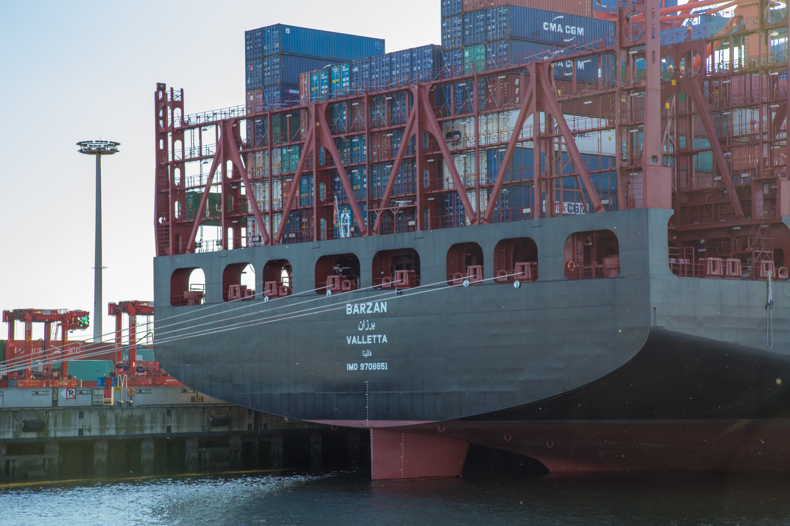 das längste Containerschiff am Eurogate vor Anker