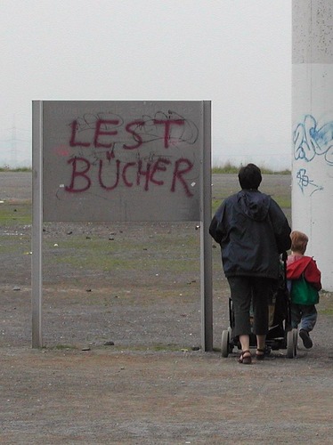 Das Land Der Dichter Und Denker Foto Bild Archiv Wettbewerbe Projekte Stolperschilder 2004 Zweites Halbjahr Bilder Auf Fotocommunity
