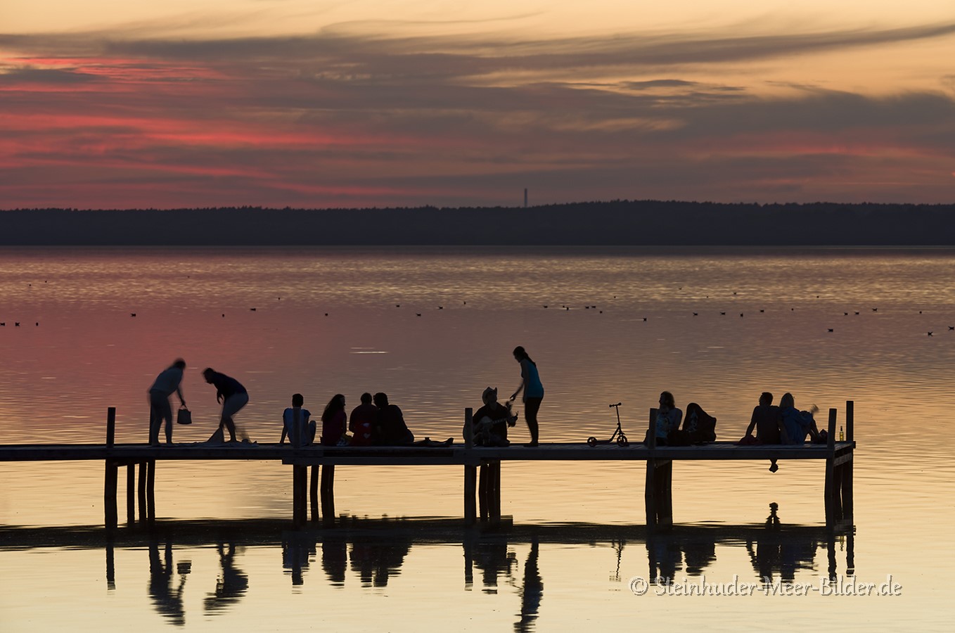 Das Leben - Silhouetten in der Abenddämmerung auf dem Steg