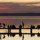 Das Leben - Silhouetten in der Abenddämmerung auf dem Steg