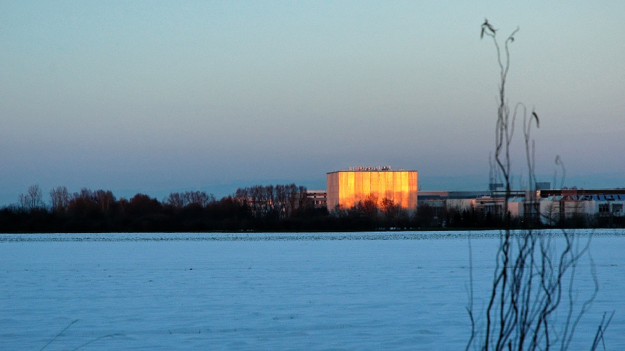 Das Leibniz-Rechenzentrum in Garching bei Sonnenuntergang