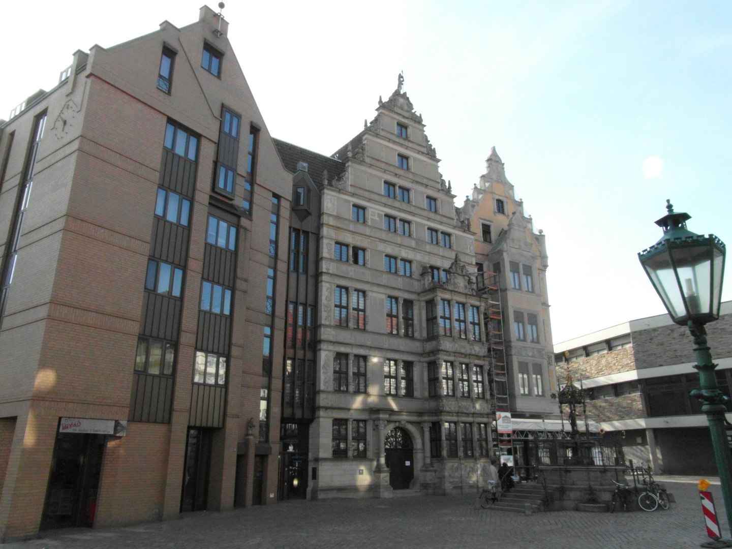 Das Leibnizhaus in Hannovers Altstadt mit dem Holzmarktbrunnen im Vordergrund.