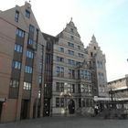 Das Leibnizhaus in Hannovers Altstadt mit dem Holzmarktbrunnen im Vordergrund.