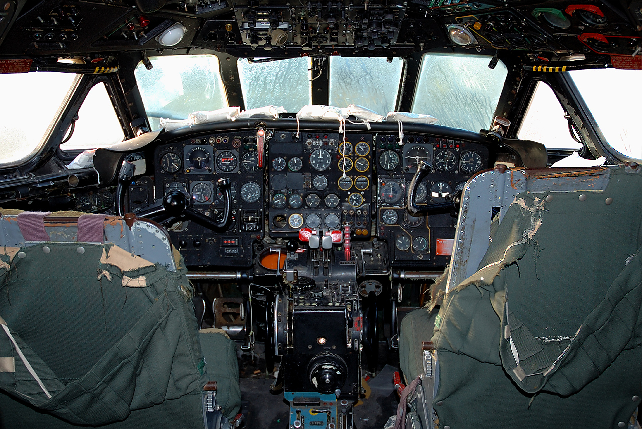 Das leicht marode Cockpit einer SE-210 Caravelle