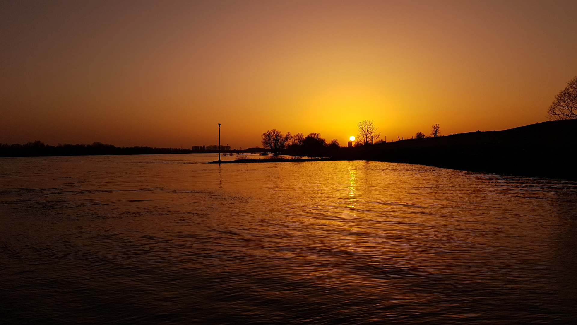 Das letzte Licht am Rhein