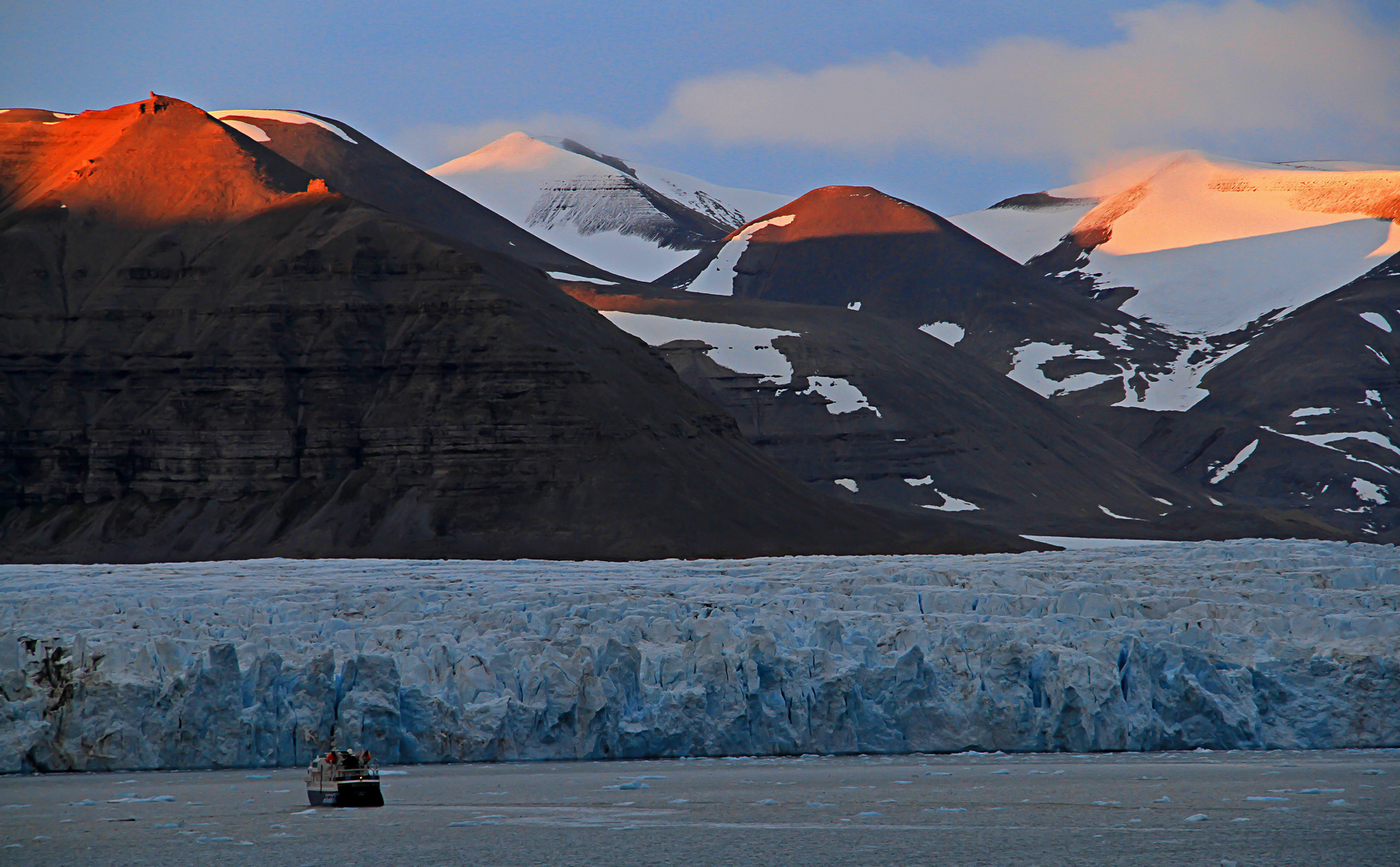 Das letzte Licht über einem Gletscher auf Spitzbergen.