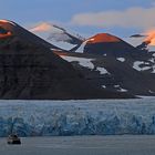 Das letzte Licht über einem Gletscher auf Spitzbergen.