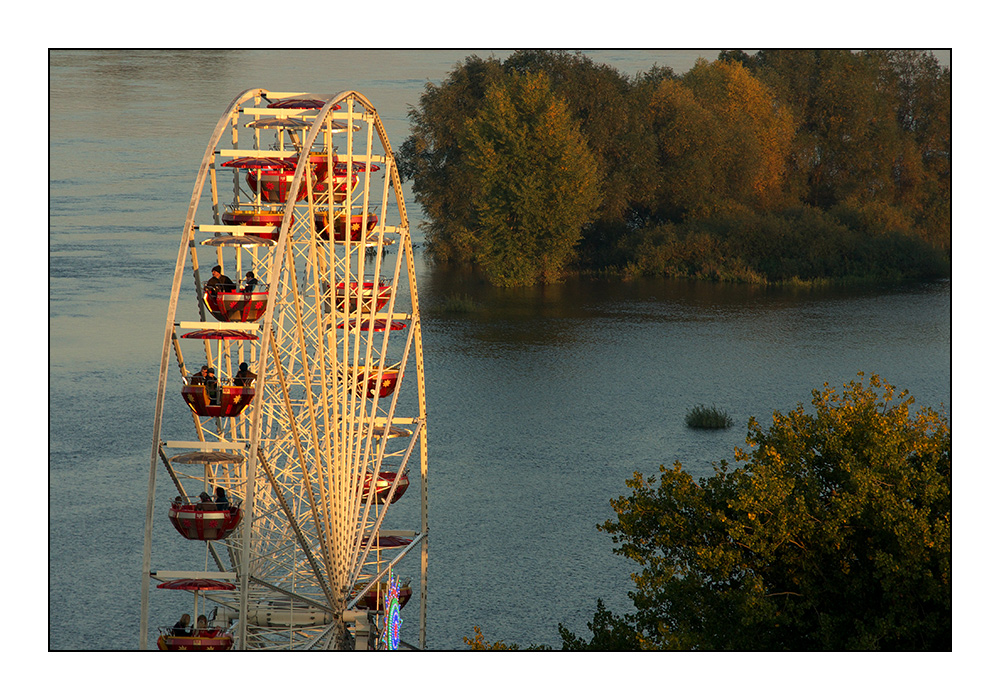 Das letzte Sonnenlicht im Riesenrad geniessen..