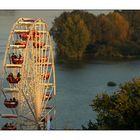 Das letzte Sonnenlicht im Riesenrad geniessen..