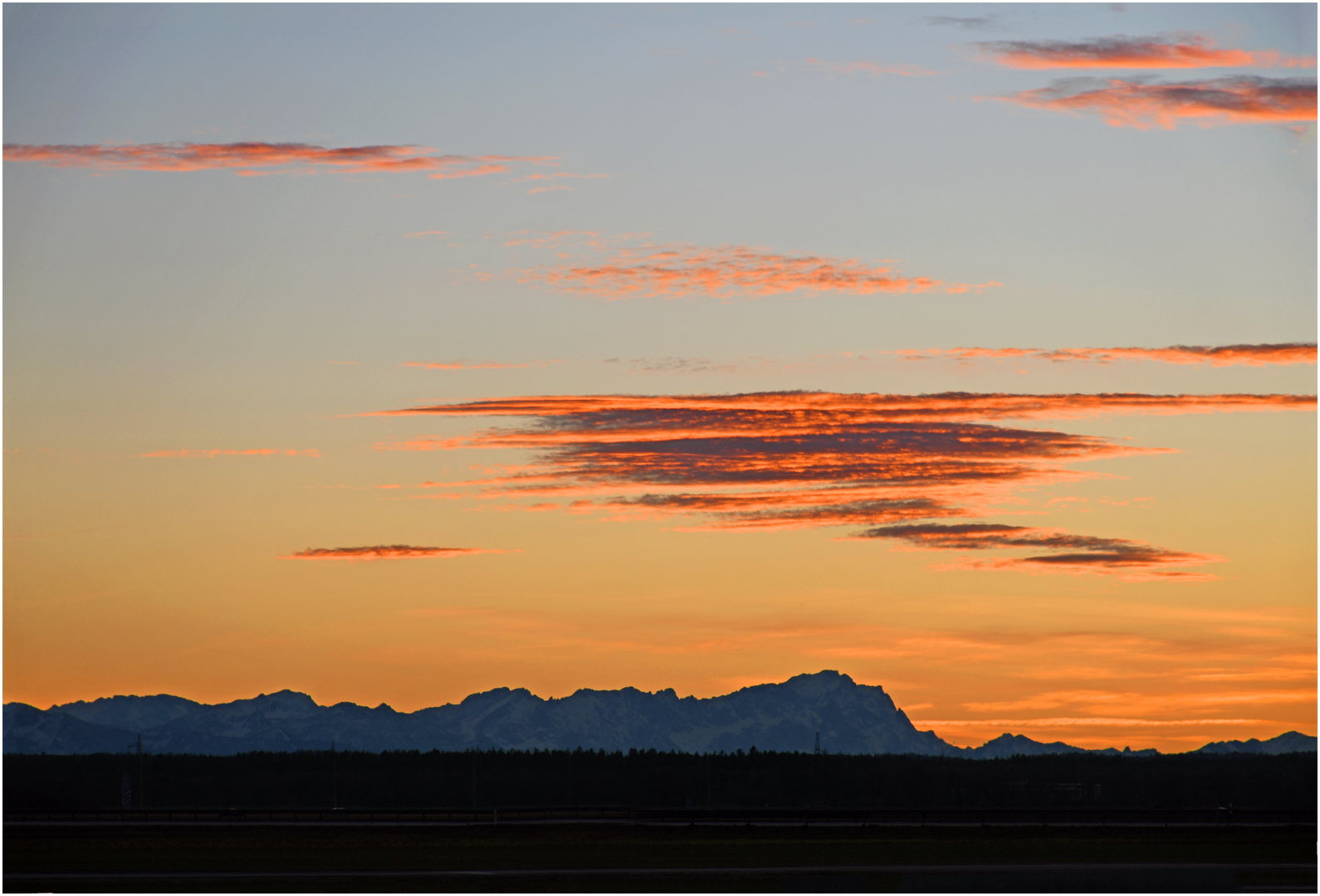 Das letzte Sonnenlicht zur Jahreswende über dem Wettersteingebirge mit der Zugspitze