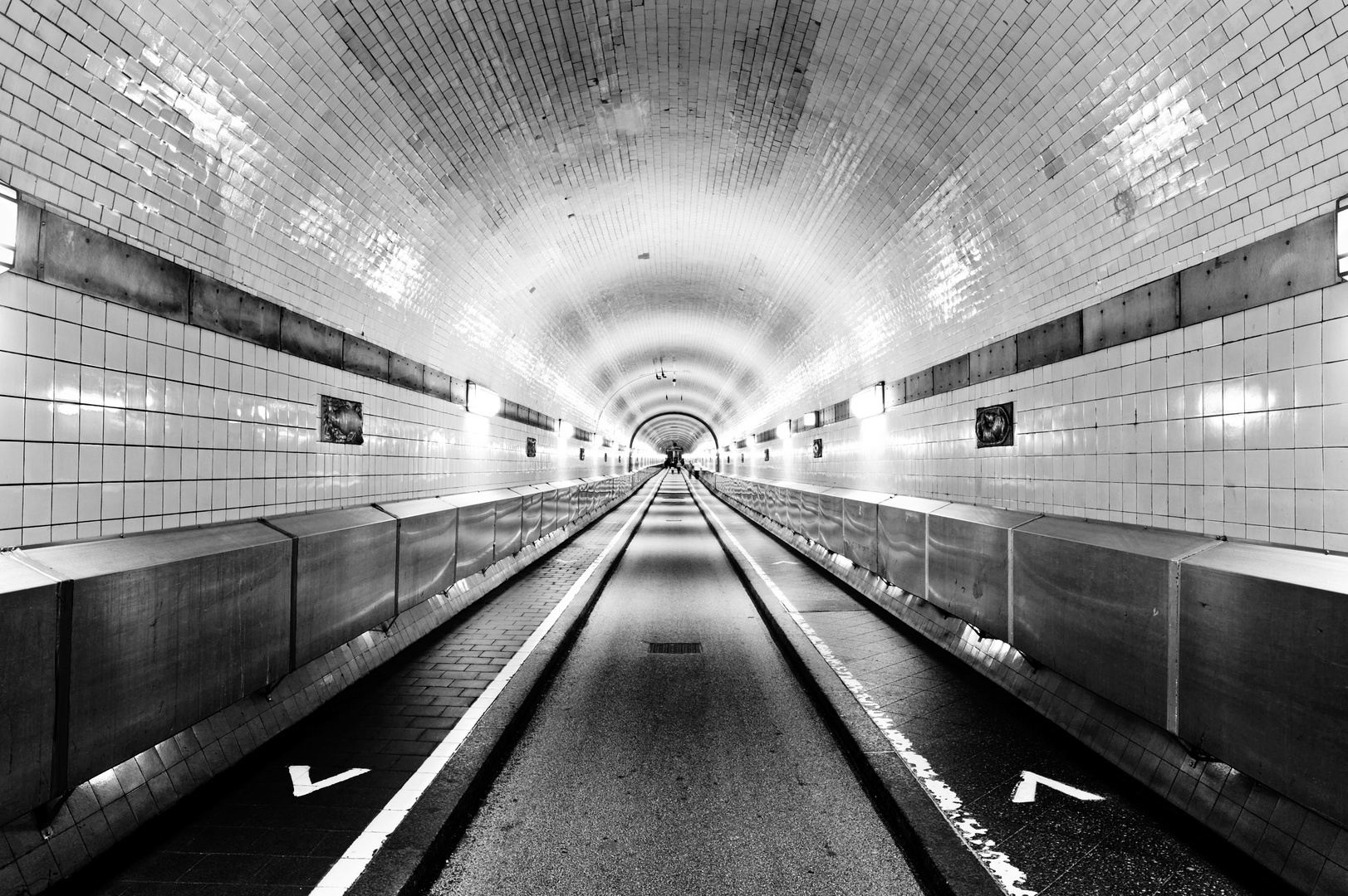 Das Licht am Ende des Tunnels - Alter Elbtunnel, Hamburg