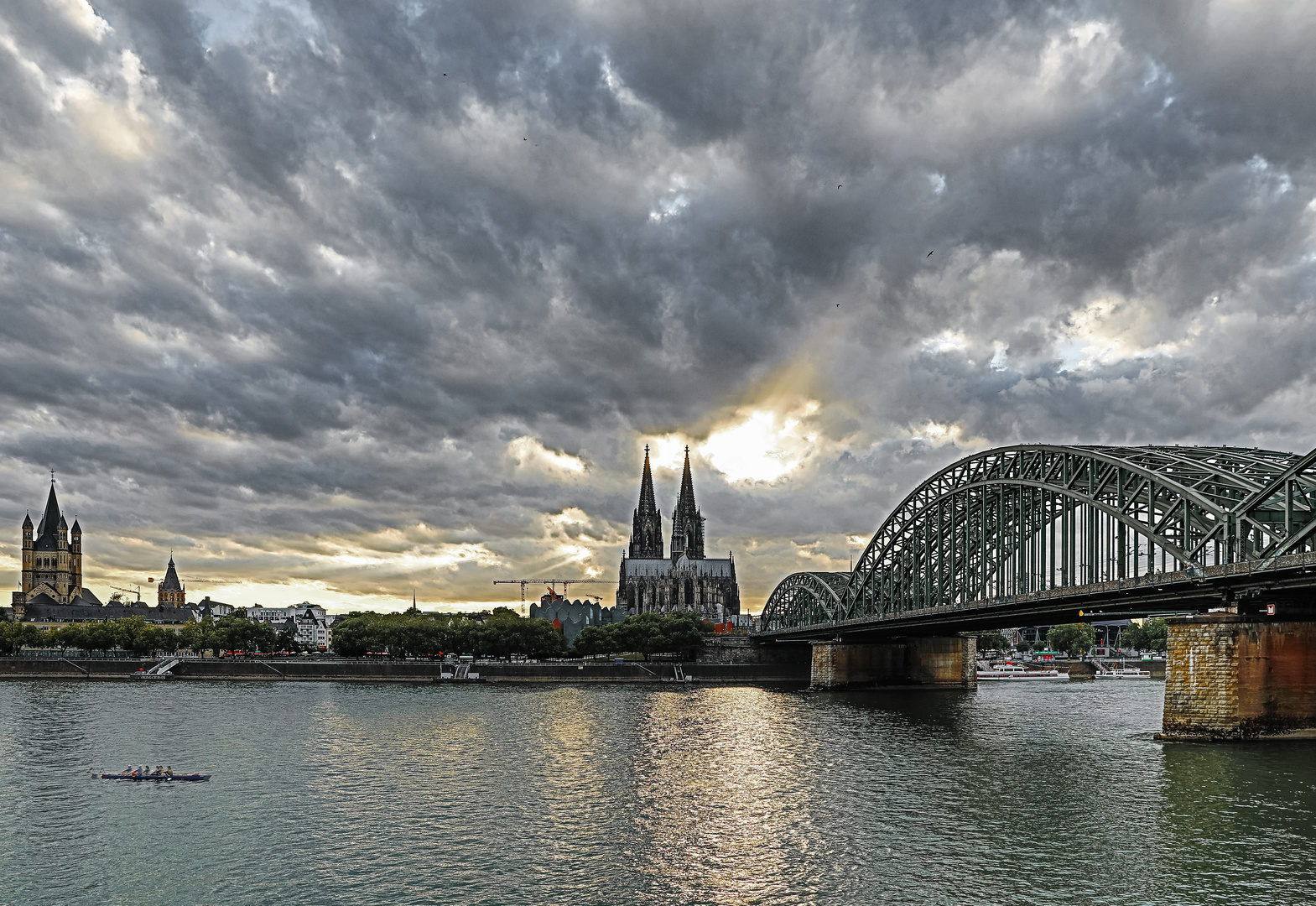 Das Licht bricht die Wolken 19:34