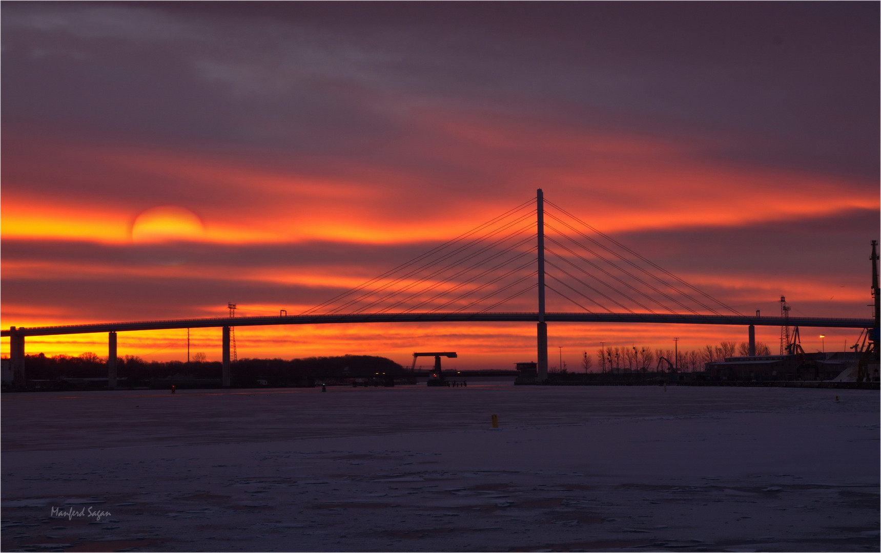 Das Licht der Sonne zaubert ein herrliches Morgenrot an den Himmel über dem Strelasund... 