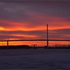 Das Licht der Sonne zaubert ein herrliches Morgenrot an den Himmel über dem Strelasund... 