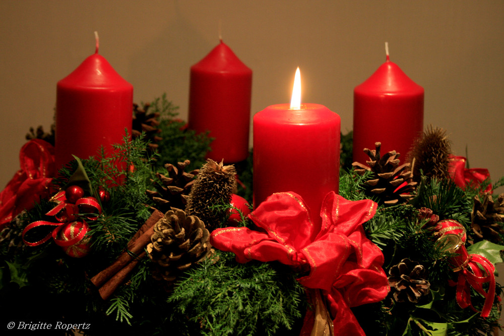 Das Licht einer Kerze ist im Advent erwacht