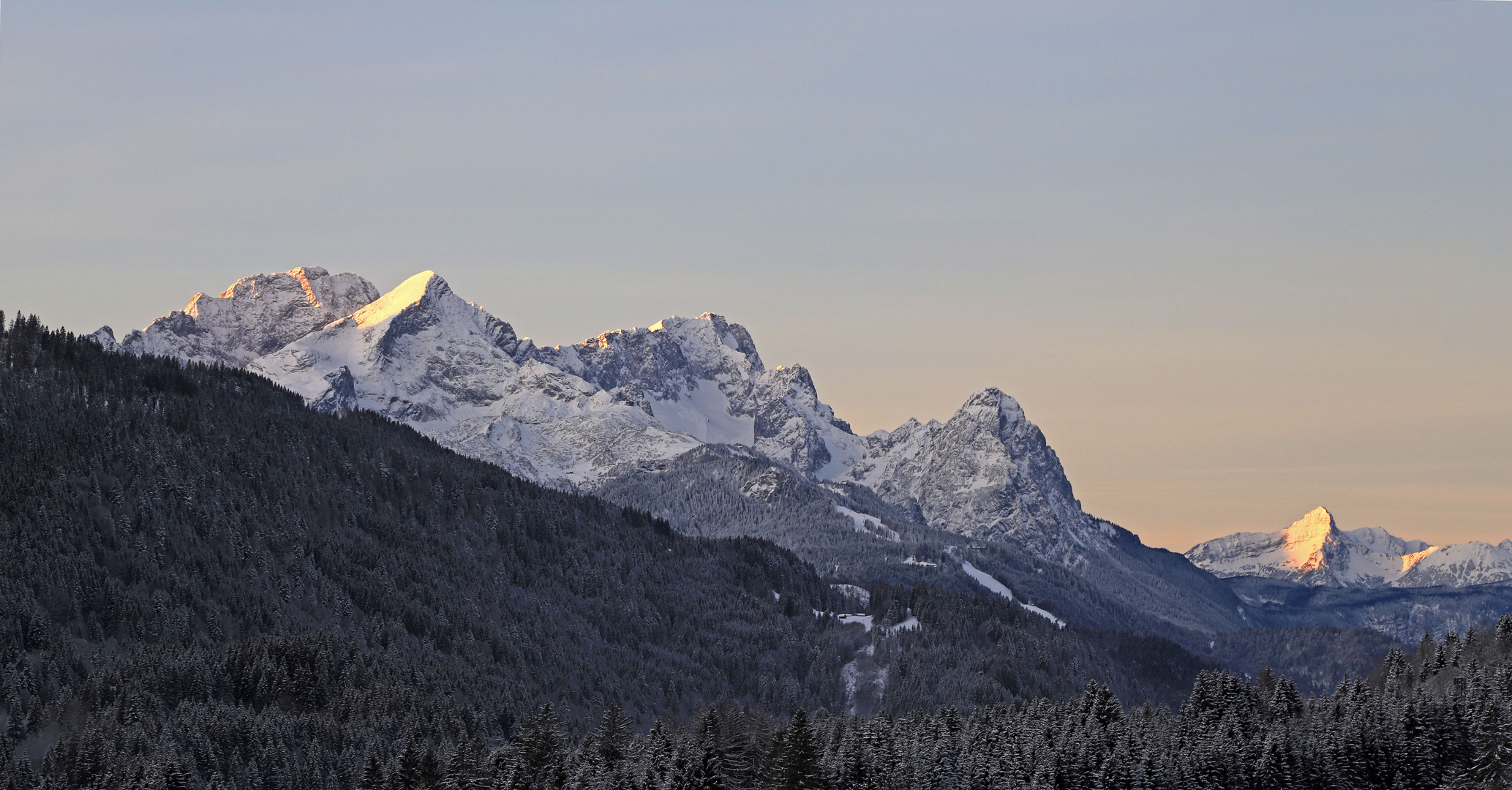 Das Licht erobert die Berge