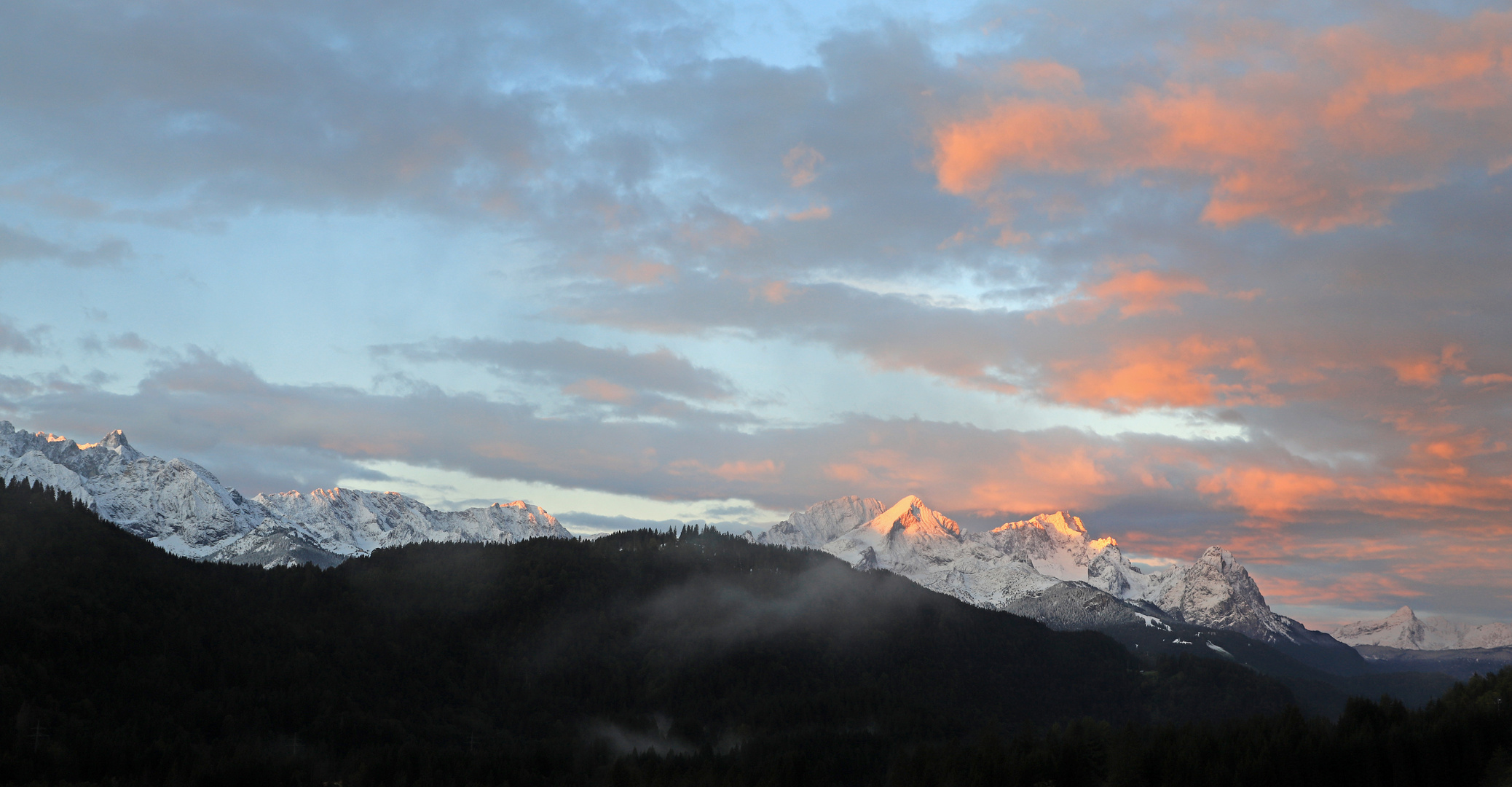 Das Licht erobert die Berge