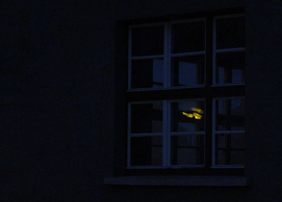 Das Licht im Fenster Foto & Bild fenster, dunkel