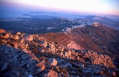 Das Licht kriecht die Anhöhen herauf.Sonnenaufgang vom Profitís Elías 565.mtr.Fotografiert.