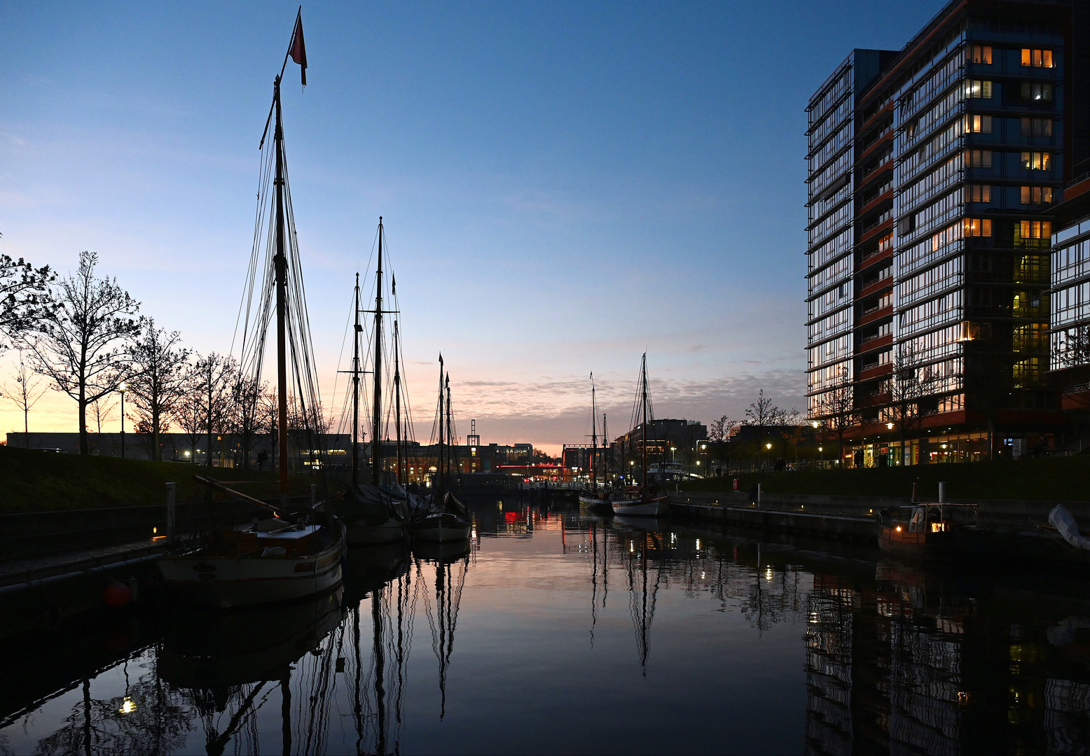 Das Licht schwindet im Germaniahafen in Kiel