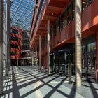 Das lichtdurchflutete Atrium der neuen Universitätsbibliothek Marburg (1) 