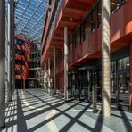 Das lichtdurchflutete Atrium der neuen Universitätsbibliothek Marburg (1) 