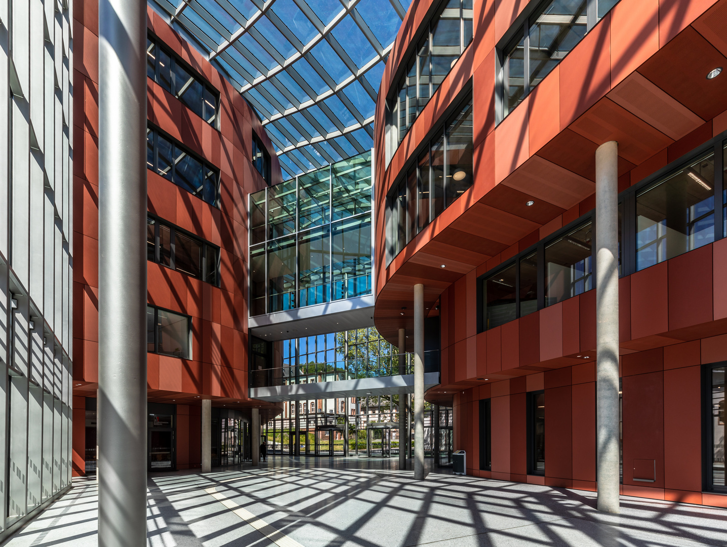 Das lichtdurchflutete Atrium der neuen Universitätsbibliothek Marburg (2) 