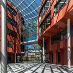 Das lichtdurchflutete Atrium der neuen Universitätsbibliothek Marburg (2) 