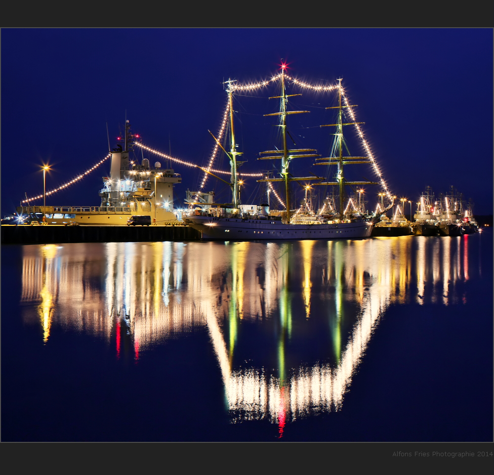 Das Lichtspektakel um die Gorch Fock ...