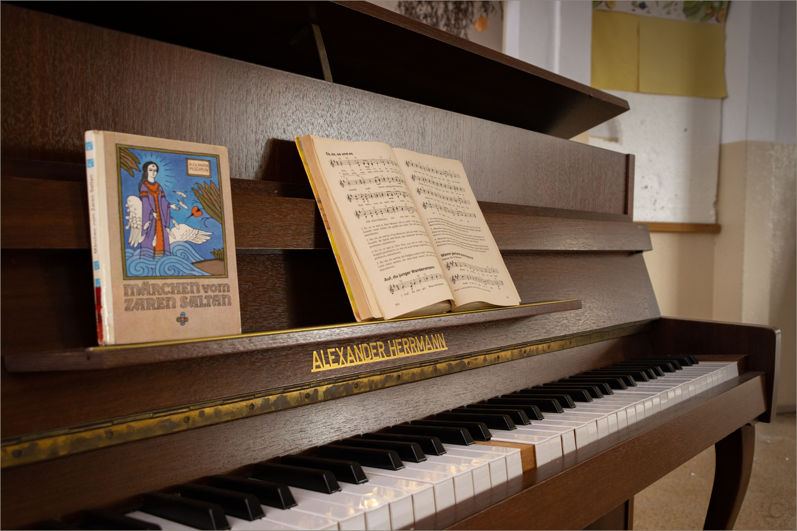 Das Liederbuch... Foto & Bild lost places, architektur, motive Bilder