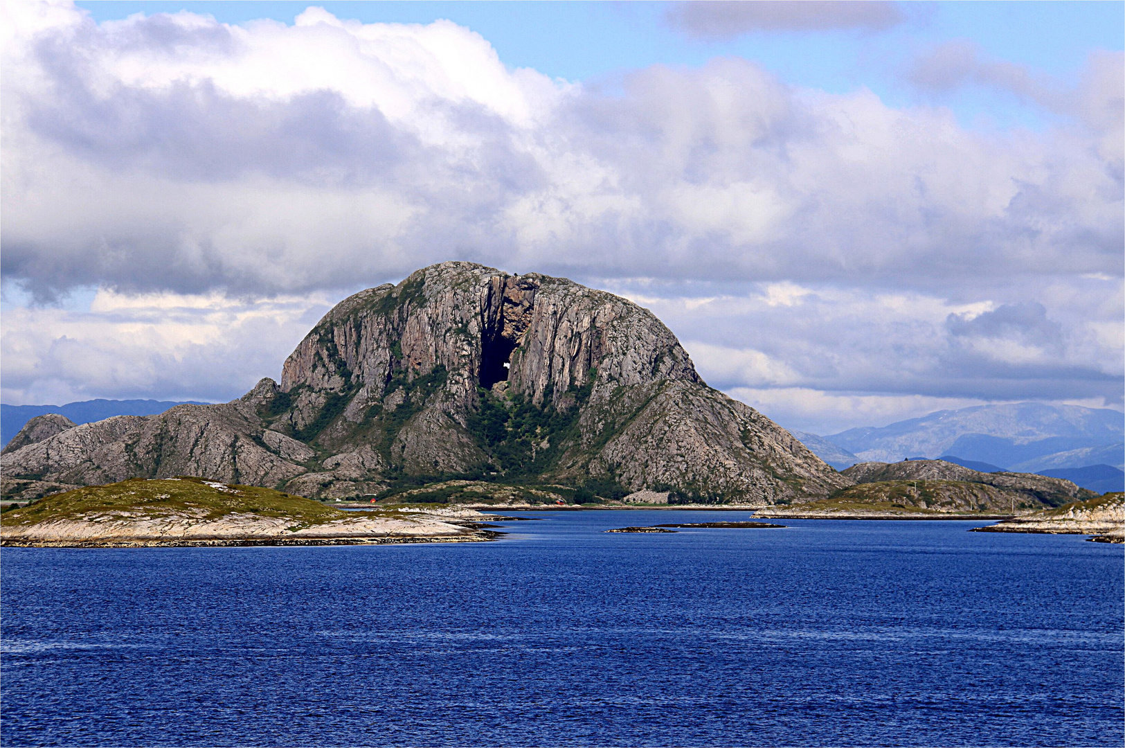 Das Loch im Märchenberg Torghatten