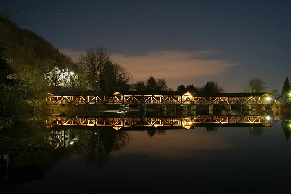 Das Loisachwehr zu Wolfratshausen bei Nacht.