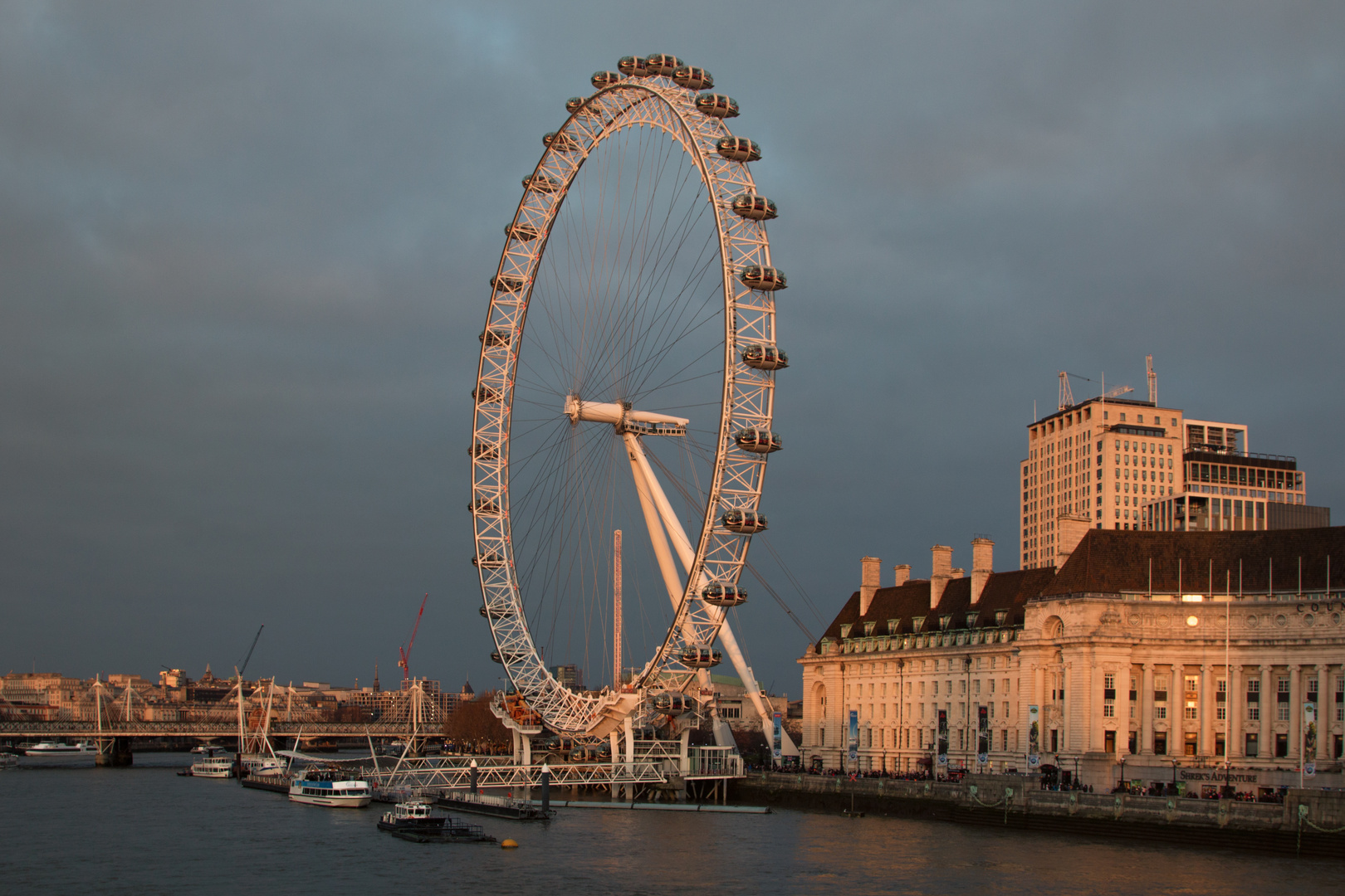 Das London Eye im Abendlicht