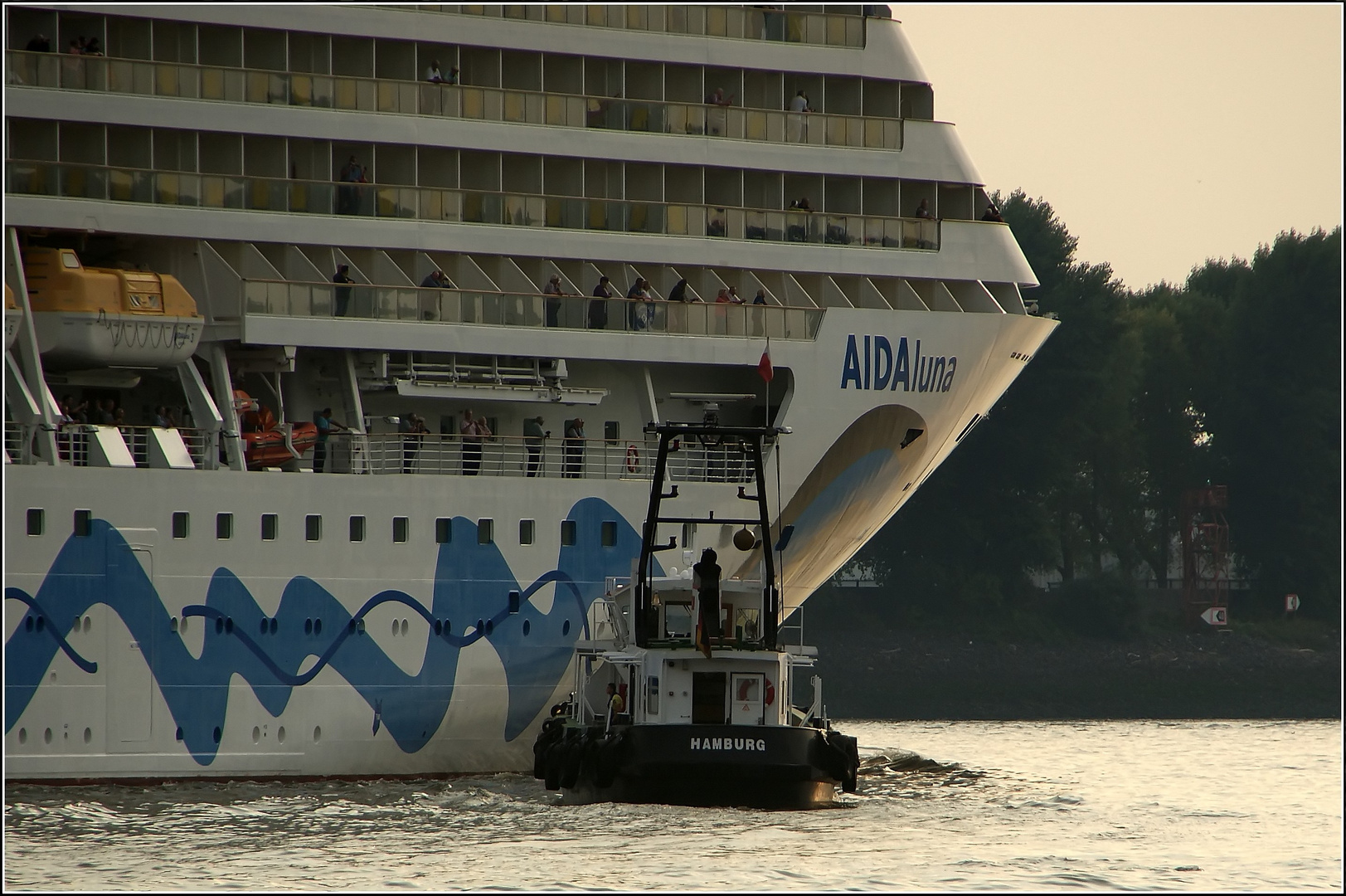 das Lotsenboot erreicht die "AIDAluna"....