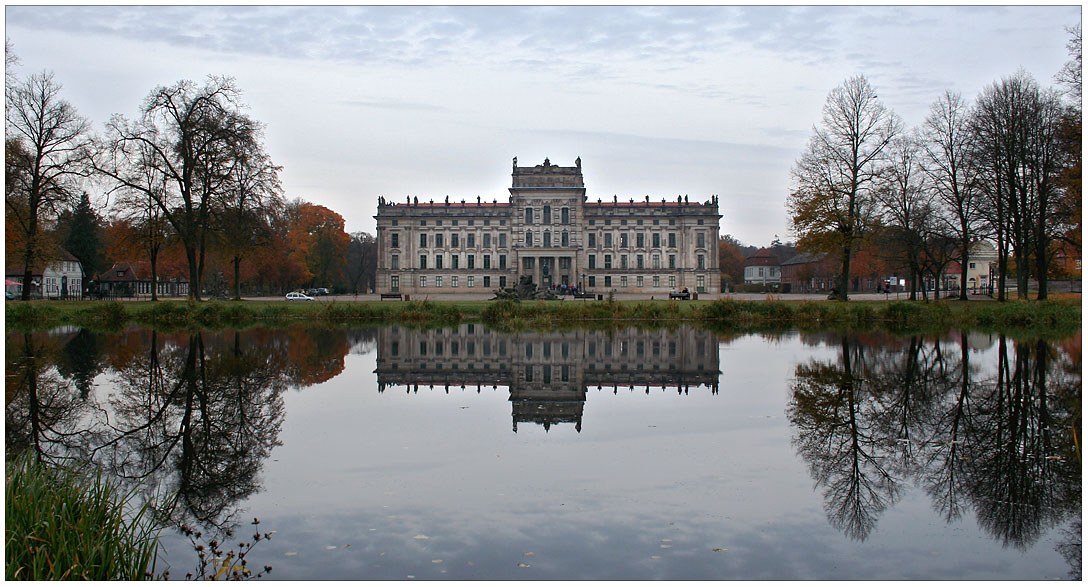 Das Ludwigsluster Barockschloß spiegelt sich im Bassin