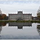 Das Ludwigsluster Barockschloß spiegelt sich im Bassin