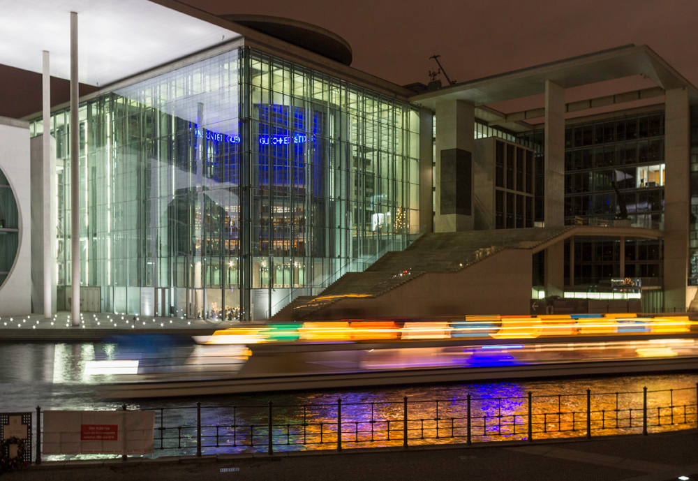 Das Lüders Haus mit vorbeifahrendem Schiff