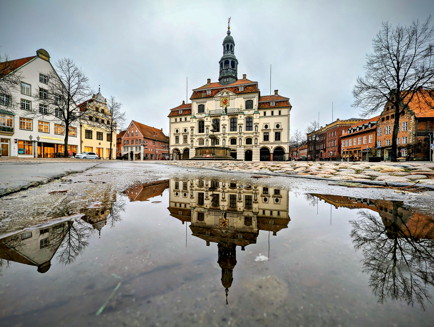 Das Lüneburger Rathaus gespiegelt