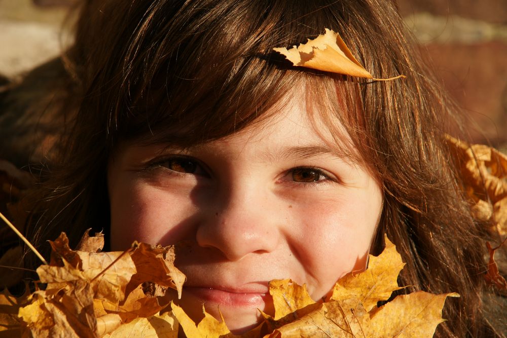 das macht Spass-im Herbstlaub spielen