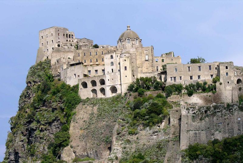 Das mächtige Castello Aragonese mit der Kathedrale in Ischia Ponte