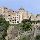 Das mächtige Castello Aragonese mit der Kathedrale in Ischia Ponte