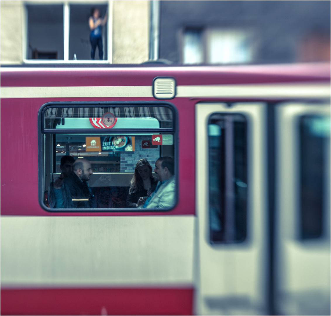 Das Mädchen Am Fenster