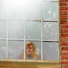 Das Mädchen am Fenster.