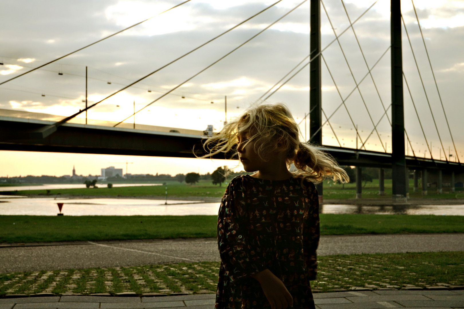 das mädchen an der rheinpromenade in düsseldorf