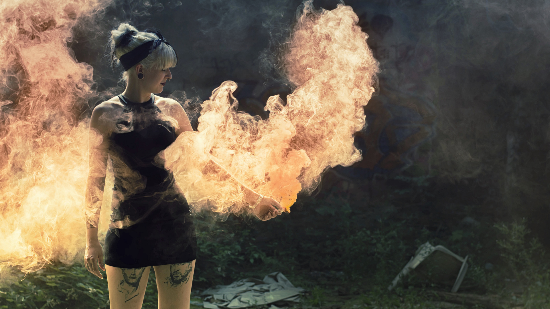 das Mädchen das in Flammen steht Foto & Bild portrait, portrait frauen, outdoor Bilder auf