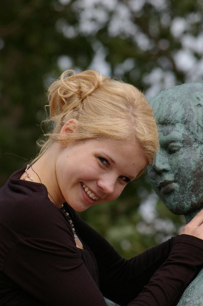 Das Mädchen und die Statue