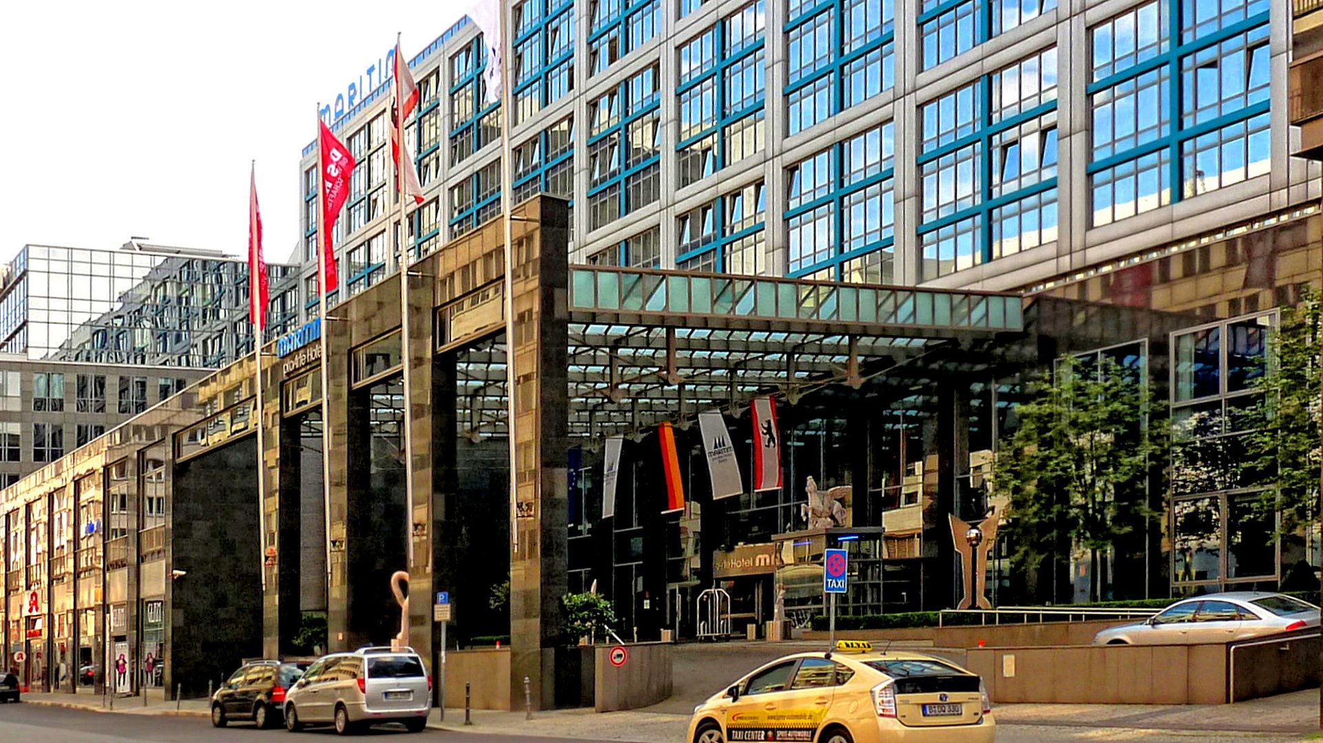 Das Maritim-Hotel in Berlin als ganz großer Spiegel Foto & Bild ...