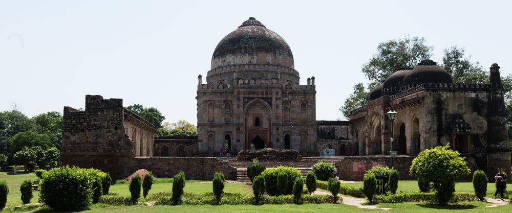 Das Mausoleum Bara Gumbad in den Lodigärten