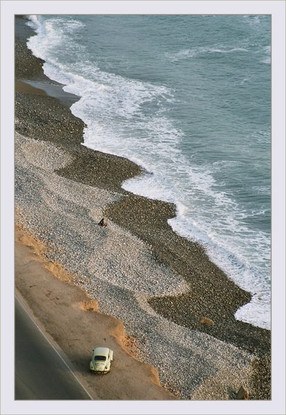 Das Meer, ein Mann und sein Käfer.