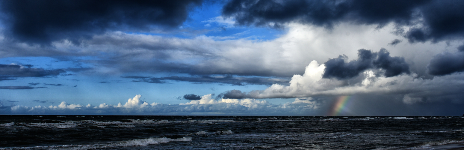 das meer hat den regen gebogen